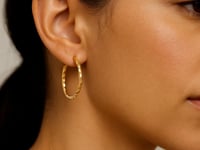 14k Yellow Gold Slender Hoop Earring with Diamond-Cut Finish (25mm Diameter)